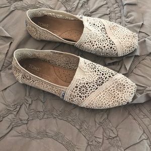 TOMS cream crochet shoes Size 7